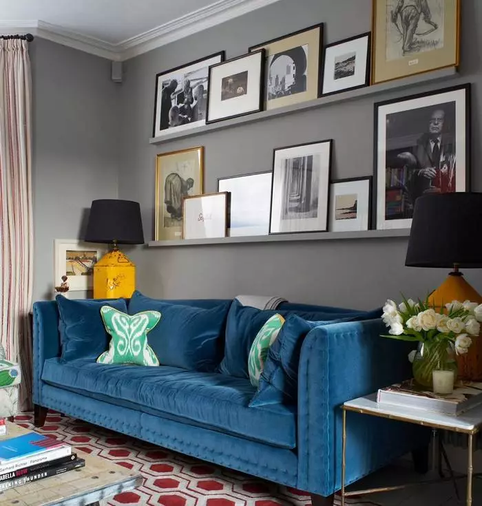Sofa biru (73 foto): Angular dan Straight. Sofa biru tua di interior abu-abu dan pilihan desain ruangan lainnya. Pilihan bantal, gorden, dan wallpaper 9172_13
