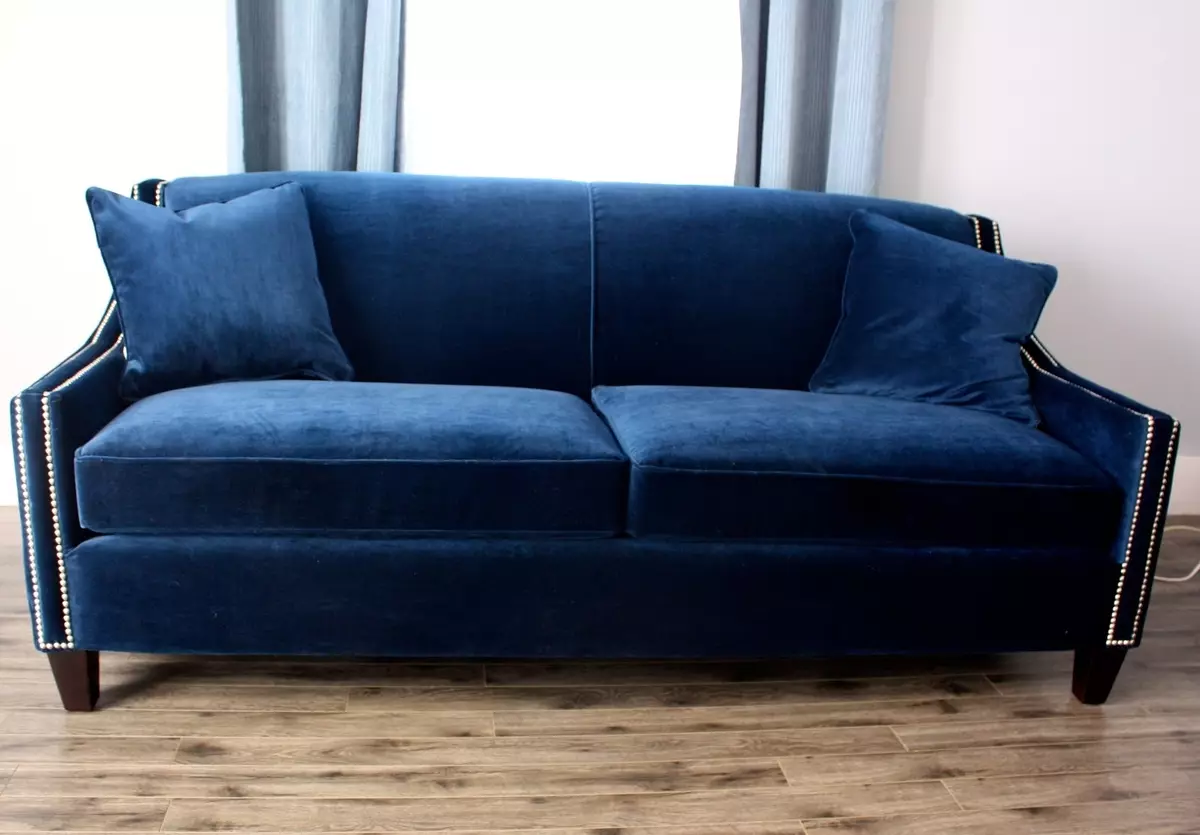 Sofas blu (73 foto): këndore dhe të drejtë. Sofas blu të errët në një brendshme gri dhe opsionet e tjera të dizajnit të dhomave. Përzgjedhja e jastëkëve, perdeve dhe sfondeve 9172_14