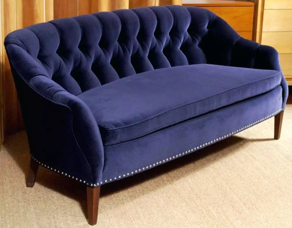 Zilie dīvāni (73 fotogrāfijas): leņķa un taisni. Tumši zilas dīvāni pelēkā interjerā un citās istabas dizaina opcijās. Spilvenu, aizkaru un tapešu izvēle 9172_15