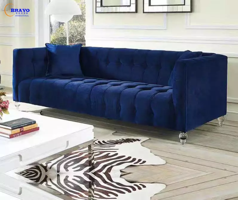 Sofa biru (73 foto): Angular dan Straight. Sofa biru tua di interior abu-abu dan pilihan desain ruangan lainnya. Pilihan bantal, gorden, dan wallpaper 9172_16