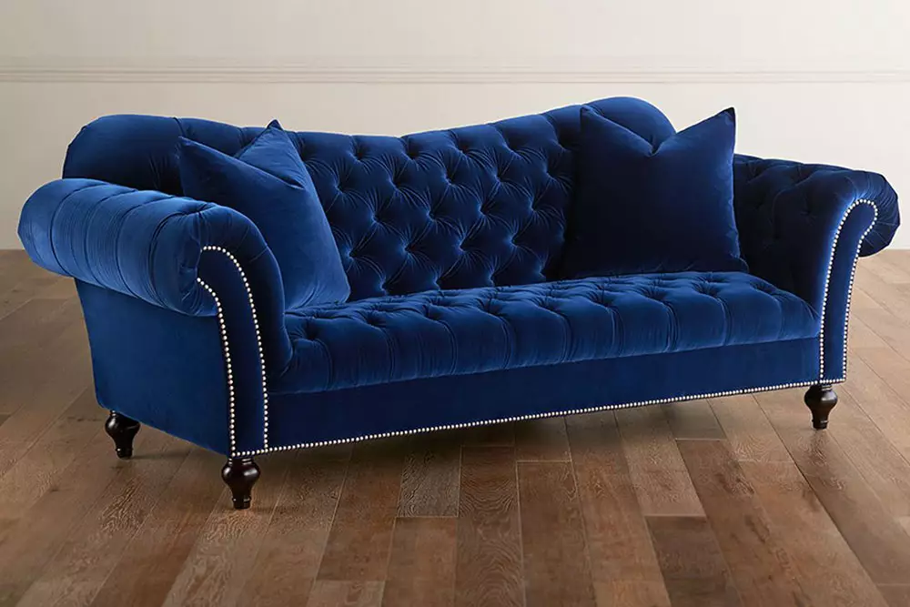 Bluaj sofoj (73 fotoj): Angula kaj rekta. Dark Blue Sofas en griza interno kaj aliaj ĉambroj dezajno opcioj. Selektado de kusenoj, kurtenoj kaj tapetoj 9172_17