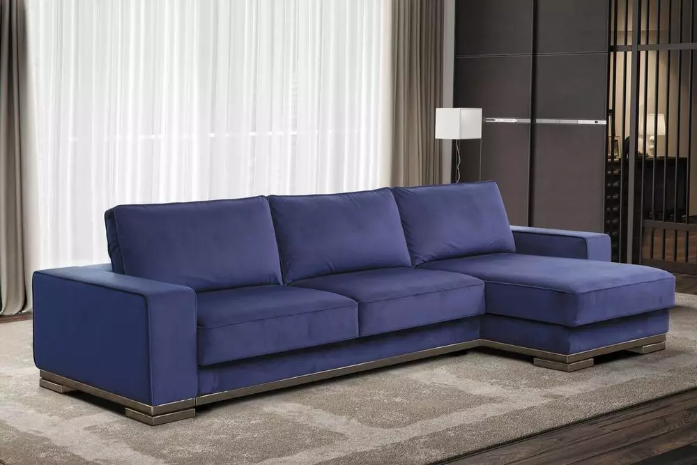 Sofa biru (73 foto): Angular dan Straight. Sofa biru tua di interior abu-abu dan pilihan desain ruangan lainnya. Pilihan bantal, gorden, dan wallpaper 9172_18