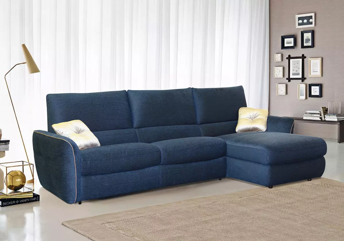 Сини мека мебел (73 снимки): ъглови и права. Тъмно сини дивани в сив интериор и други опции за дизайн на помещенията. Избор на възглавници, завеси и тапети 9172_19
