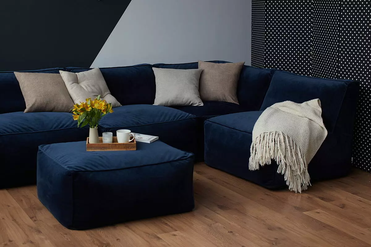 藍色沙發（73張）：角和直。深藍色的沙發在一個灰色內飾和其他房間的設計方案。枕頭，窗簾和壁紙選擇 9172_23