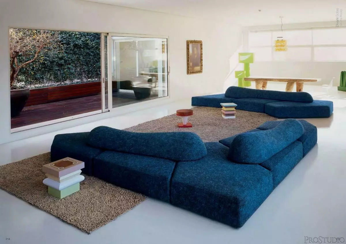 Sofa biru (73 foto): Angular dan Straight. Sofa biru tua di interior abu-abu dan pilihan desain ruangan lainnya. Pilihan bantal, gorden, dan wallpaper 9172_24