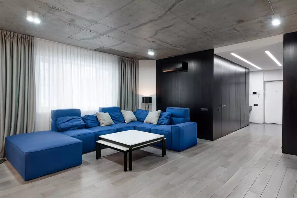 Сини мека мебел (73 снимки): ъглови и права. Тъмно сини дивани в сив интериор и други опции за дизайн на помещенията. Избор на възглавници, завеси и тапети 9172_25