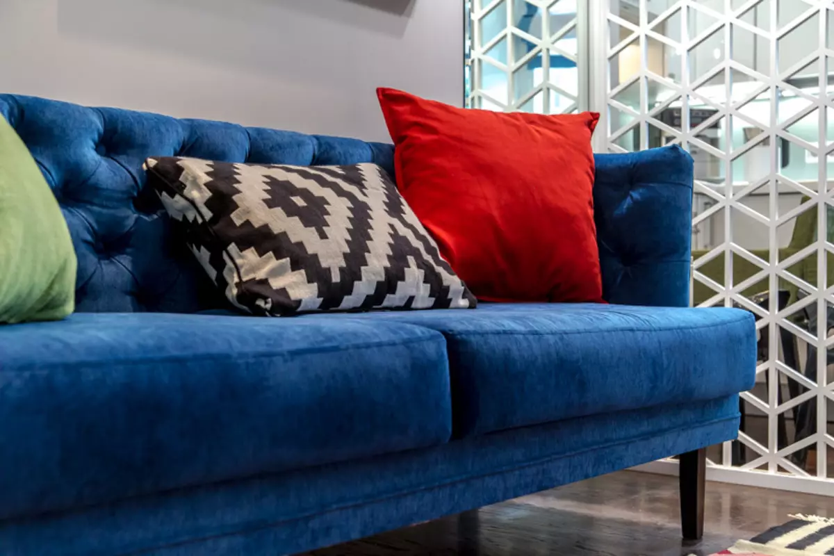 藍色沙發（73張）：角和直。深藍色的沙發在一個灰色內飾和其他房間的設計方案。枕頭，窗簾和壁紙選擇 9172_36