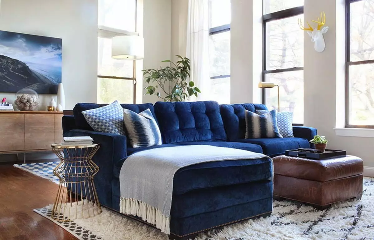 Plava sofe (73 fotografije): ugaone i ravno. Tamno plave sofe u sivom unutrašnjosti i druge opcije dizajna sobu. Izbor jastuka, zavjesa i pozadine 9172_38