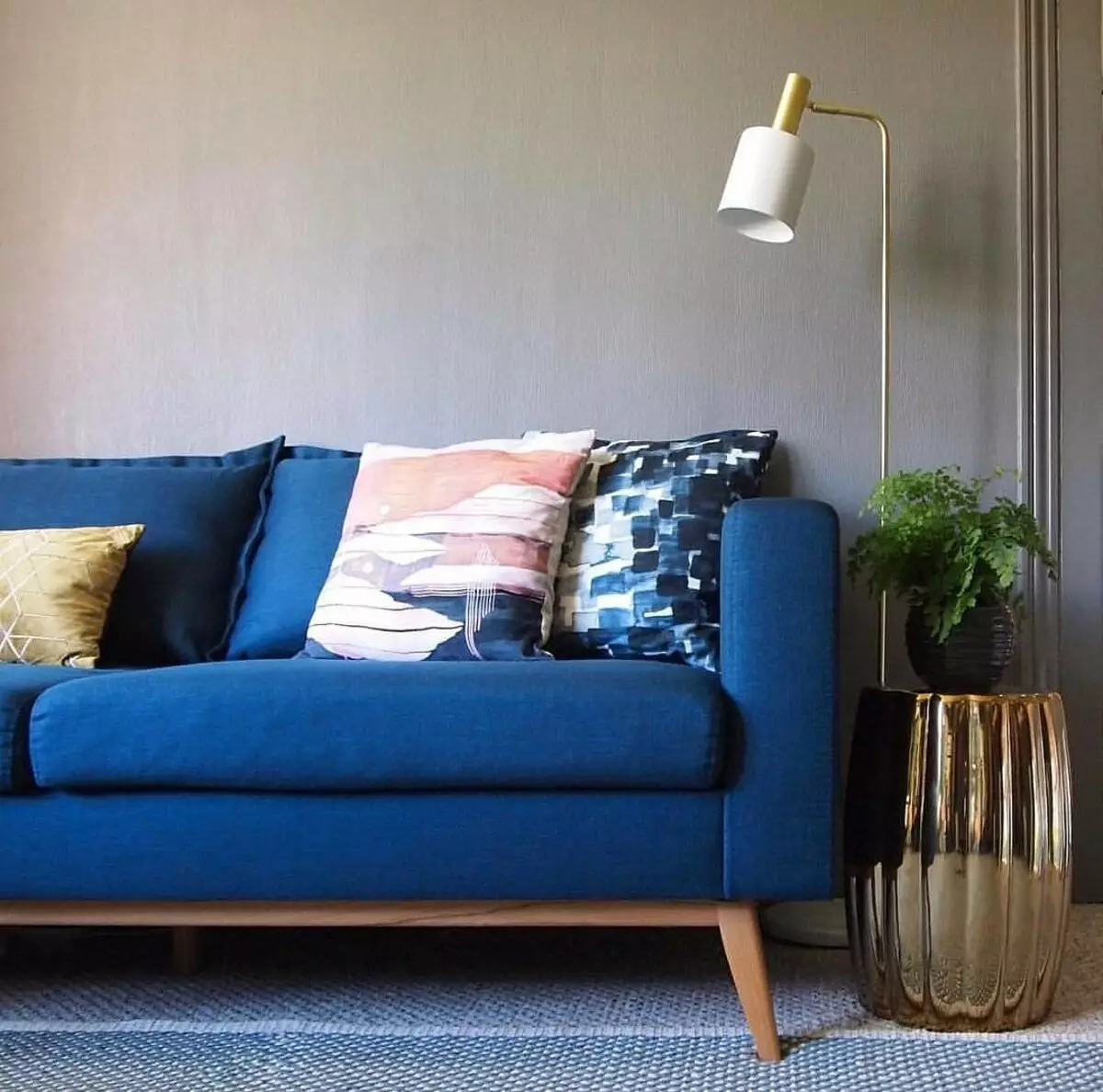 藍色沙發（73張）：角和直。深藍色的沙發在一個灰色內飾和其他房間的設計方案。枕頭，窗簾和壁紙選擇 9172_4