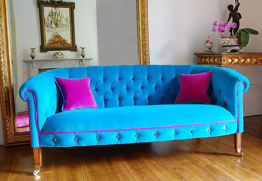 Sofas blu (73 foto): këndore dhe të drejtë. Sofas blu të errët në një brendshme gri dhe opsionet e tjera të dizajnit të dhomave. Përzgjedhja e jastëkëve, perdeve dhe sfondeve 9172_42