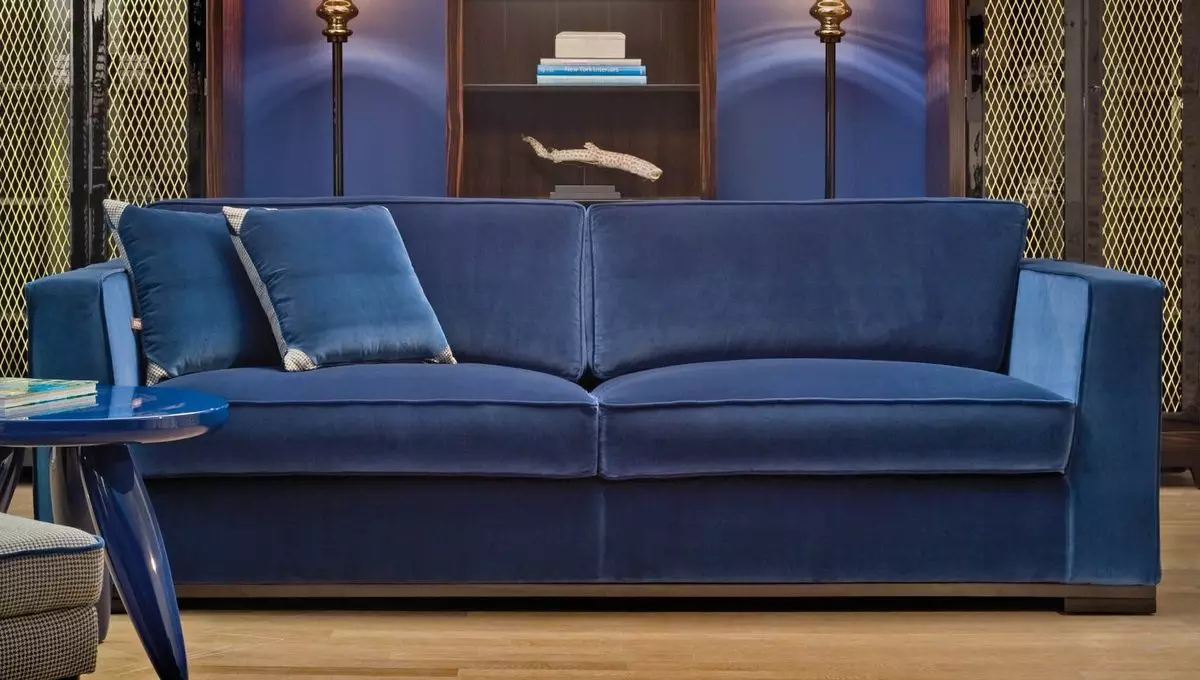 Сини мека мебел (73 снимки): ъглови и права. Тъмно сини дивани в сив интериор и други опции за дизайн на помещенията. Избор на възглавници, завеси и тапети 9172_45