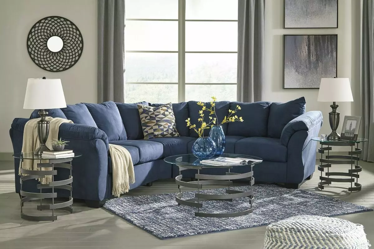 Sofas blu (73 foto): këndore dhe të drejtë. Sofas blu të errët në një brendshme gri dhe opsionet e tjera të dizajnit të dhomave. Përzgjedhja e jastëkëve, perdeve dhe sfondeve 9172_46