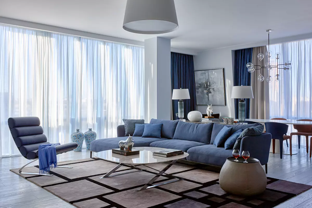 Sofa biru (73 foto): Angular dan Straight. Sofa biru tua di interior abu-abu dan pilihan desain ruangan lainnya. Pilihan bantal, gorden, dan wallpaper 9172_47