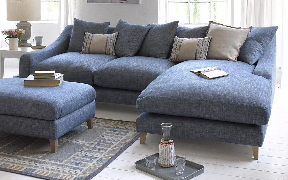 Sofa biru (73 foto): Angular dan Straight. Sofa biru tua di interior abu-abu dan pilihan desain ruangan lainnya. Pilihan bantal, gorden, dan wallpaper 9172_48