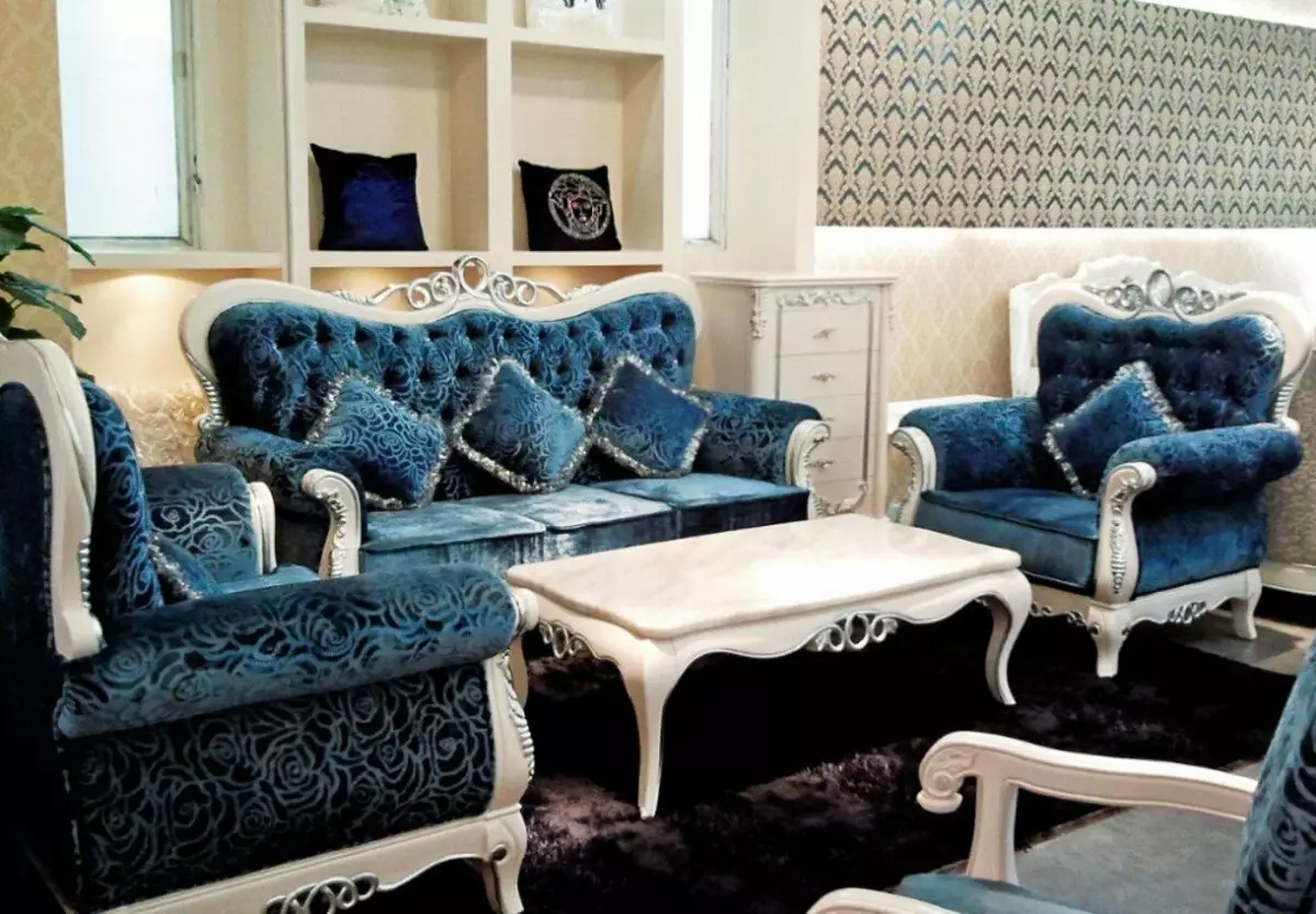 Plava sofe (73 fotografije): ugaone i ravno. Tamno plave sofe u sivom unutrašnjosti i druge opcije dizajna sobu. Izbor jastuka, zavjesa i pozadine 9172_51