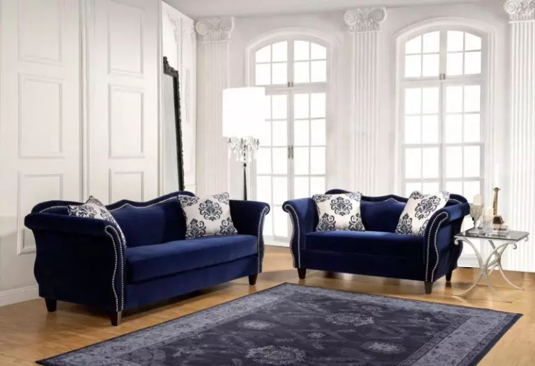 Сини мека мебел (73 снимки): ъглови и права. Тъмно сини дивани в сив интериор и други опции за дизайн на помещенията. Избор на възглавници, завеси и тапети 9172_53