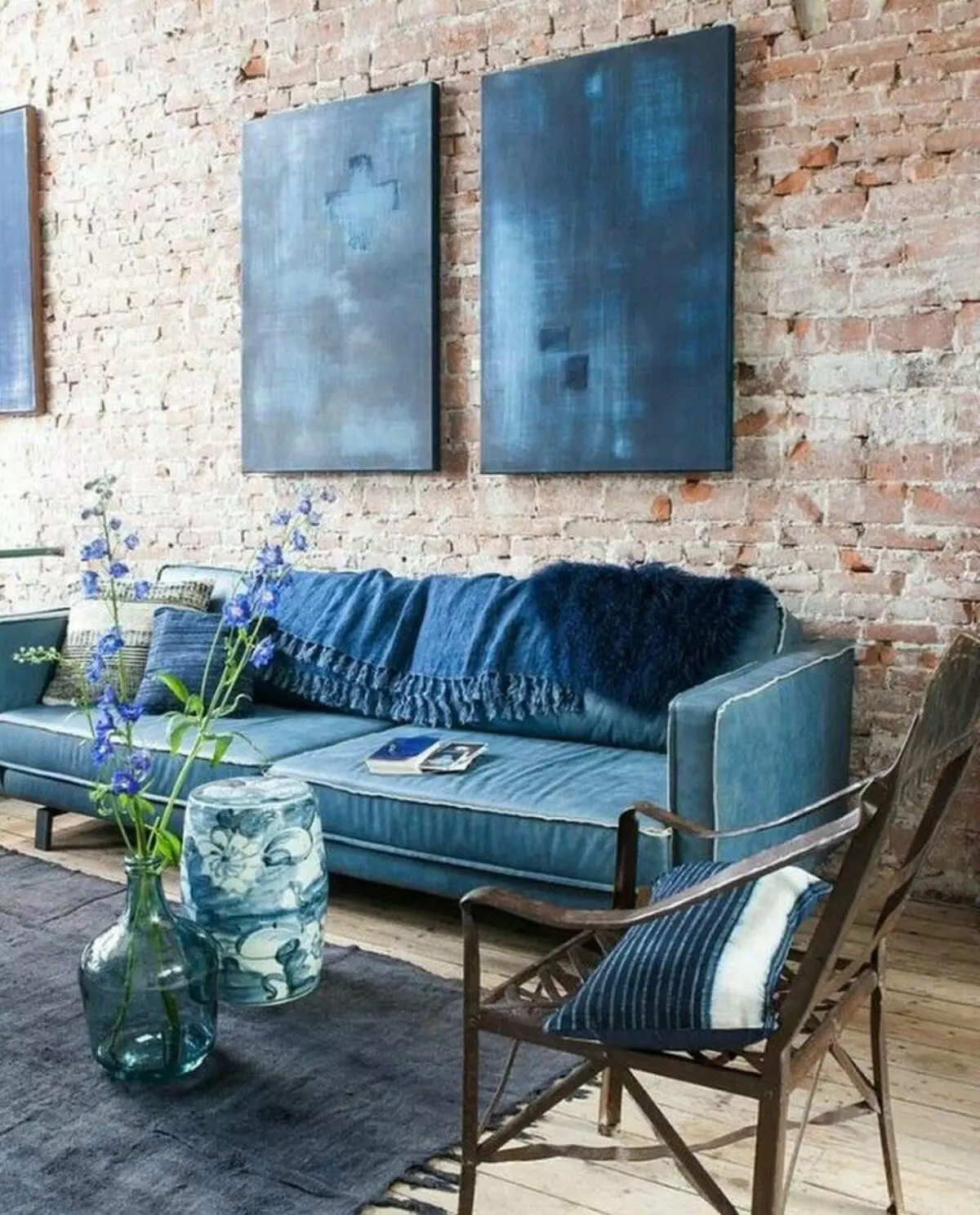 Plava sofe (73 fotografije): ugaone i ravno. Tamno plave sofe u sivom unutrašnjosti i druge opcije dizajna sobu. Izbor jastuka, zavjesa i pozadine 9172_56