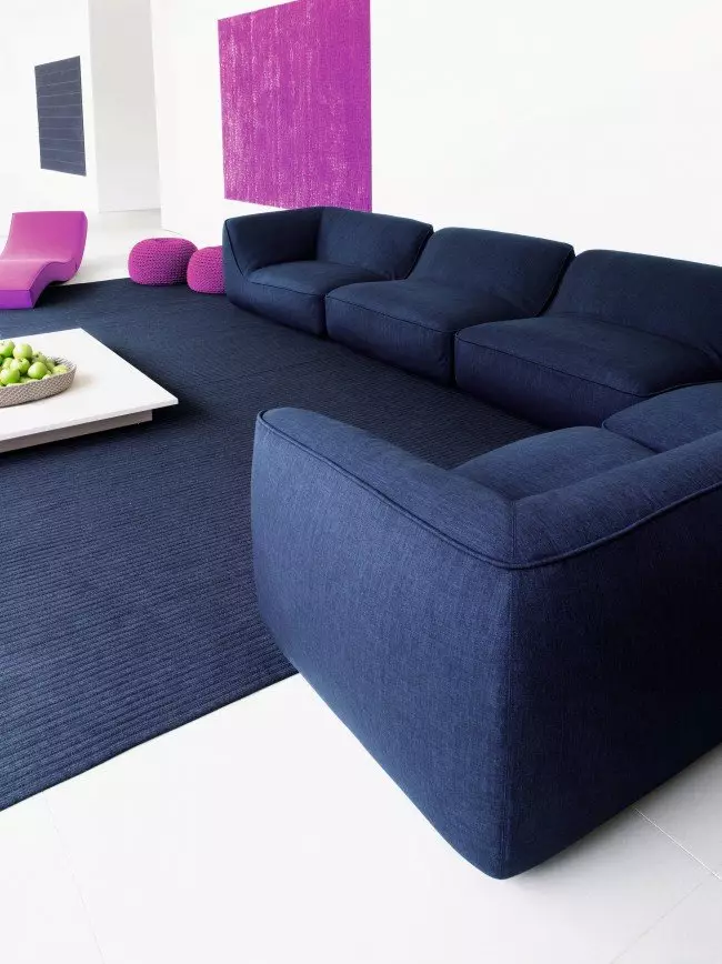 Sofas blu (73 foto): këndore dhe të drejtë. Sofas blu të errët në një brendshme gri dhe opsionet e tjera të dizajnit të dhomave. Përzgjedhja e jastëkëve, perdeve dhe sfondeve 9172_62