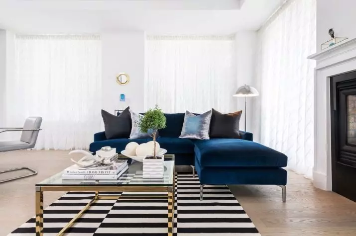 Сини мека мебел (73 снимки): ъглови и права. Тъмно сини дивани в сив интериор и други опции за дизайн на помещенията. Избор на възглавници, завеси и тапети 9172_66