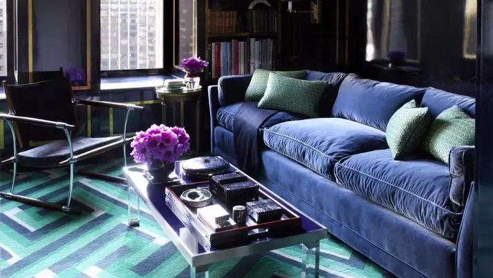 Zilie dīvāni (73 fotogrāfijas): leņķa un taisni. Tumši zilas dīvāni pelēkā interjerā un citās istabas dizaina opcijās. Spilvenu, aizkaru un tapešu izvēle 9172_68