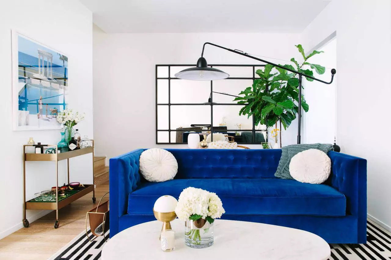 Sofa biru (73 foto): Angular dan Straight. Sofa biru tua di interior abu-abu dan pilihan desain ruangan lainnya. Pilihan bantal, gorden, dan wallpaper 9172_9
