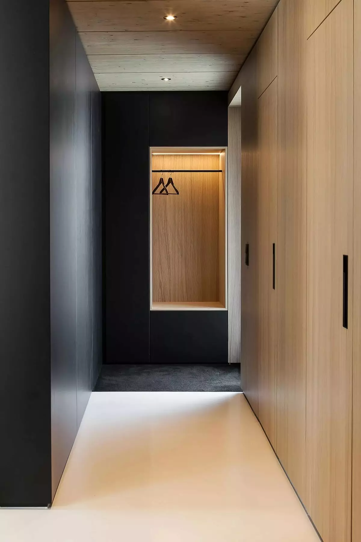 Desain koridor cilik (74 foto): ide-ide ing interior saka lorong cilik ing apartemen. Kepiye cara nglengkapi koridor sing sempit? 9179_15