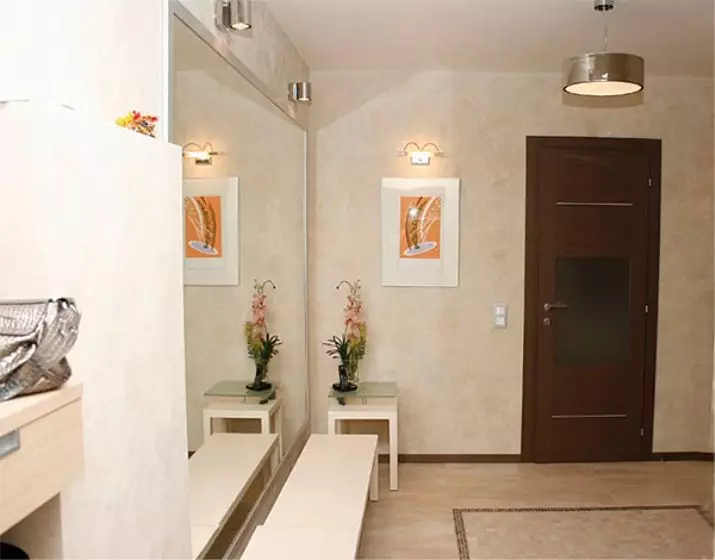 Desain koridor cilik (74 foto): ide-ide ing interior saka lorong cilik ing apartemen. Kepiye cara nglengkapi koridor sing sempit? 9179_29