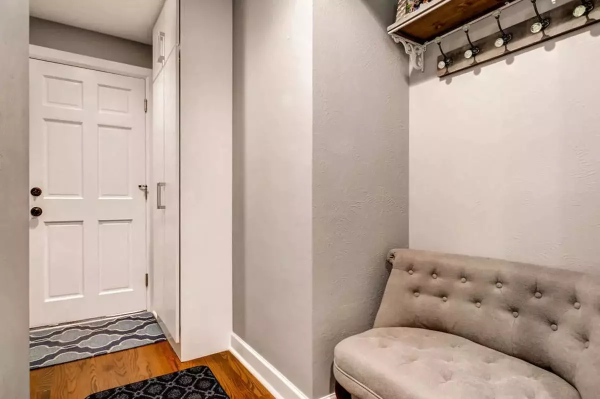 Design di un piccolo corridoio (74 foto): le idee dell'interno di piccoli corridoi in appartamenti. Come equipaggiare un corridoio stretto? 9179_60