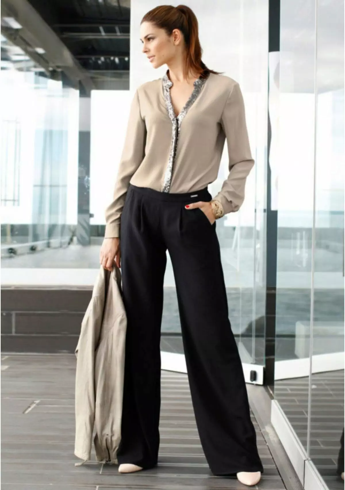 Spodnie mody 2021: Stylowe modele damskie, trendy mody 917_37