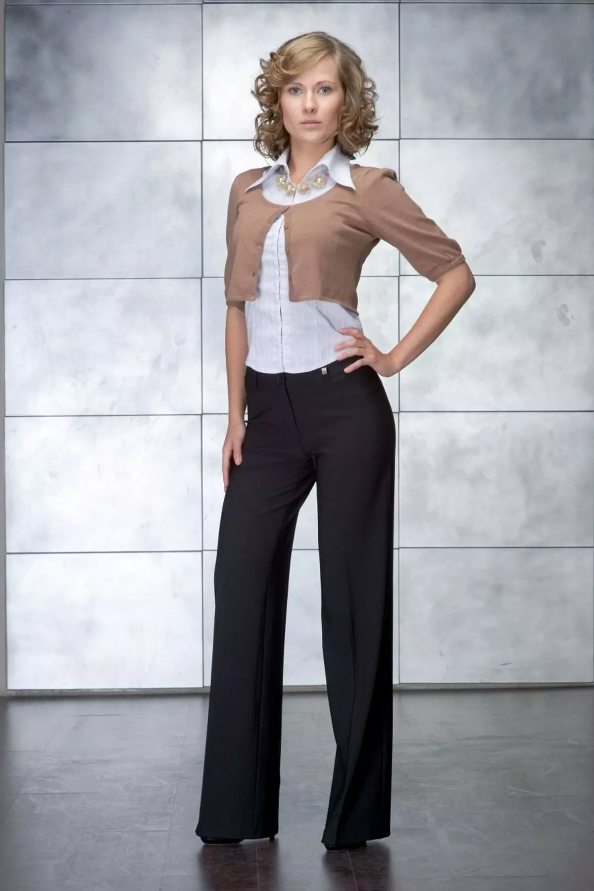 Pantalones de moda 2021: modelos elegantes de mujeres, tendencias de moda 917_386