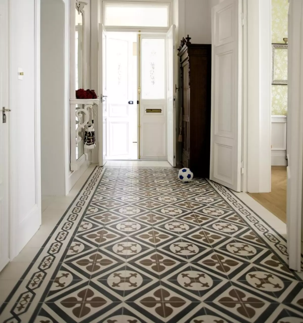 Ploščice na tleh v hodniku (99 fotografij): možnosti za oblikovanje talnih ploščic na hodniku. Vzorci iz porcelana kamnite, ploščice in drugih lepih možnosti 9181_21