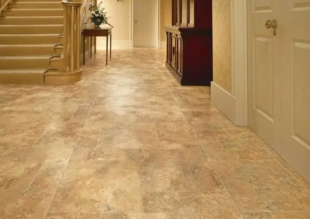 Plytelės ant grindų koridoriuje (99 nuotraukos): grindų plytelių dizaino parinktys koridoriuje. Modeliai, pagaminti iš porceliano akmenimis, plytelių ląstelių ir kitų gražių parinkčių 9181_24