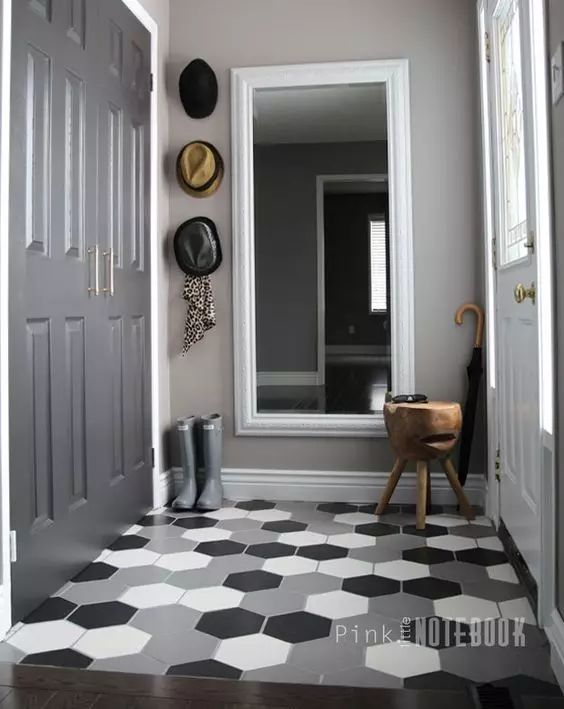 Placi pe podea în coridor (99 fotografii): Opțiuni pentru designul plăcilor de podea în hol. Modele din gresie de porțelan, celule de țiglă și alte opțiuni frumoase 9181_32