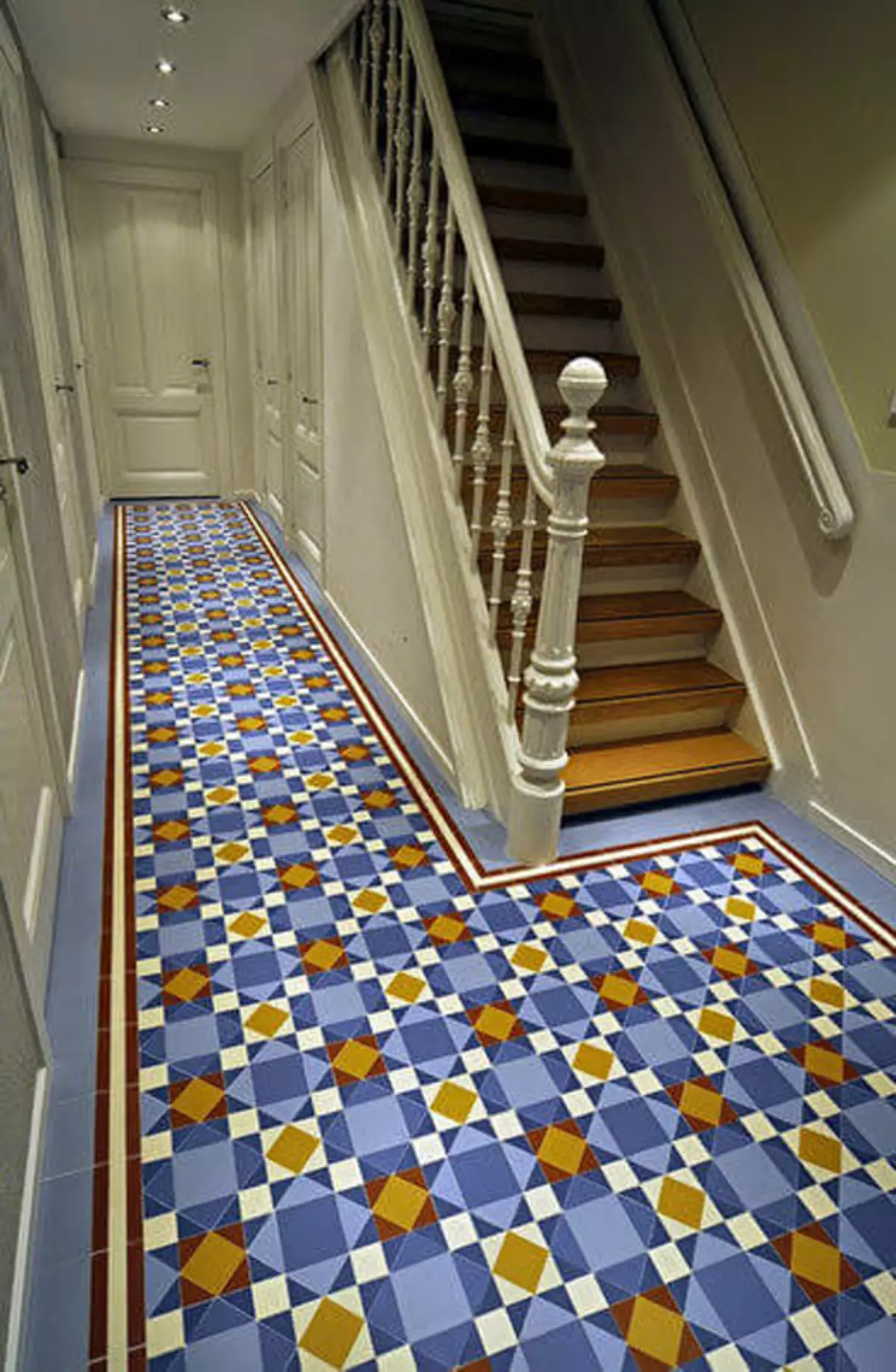 Плочка на подот во коридорот (99 фотографии): Опции за дизајн на подни плочки во ходникот. Шаблони направени од порцелан камен, плочки клетки и други убави опции 9181_34