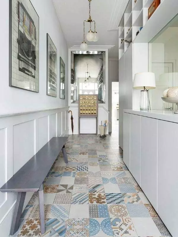 Azulejo en el piso en el pasillo (99 fotos): Opciones para el diseño de las baldosas en el pasillo. Patrones hechos de gres porcelánico, celdas de baldosas y otras opciones hermosas. 9181_36