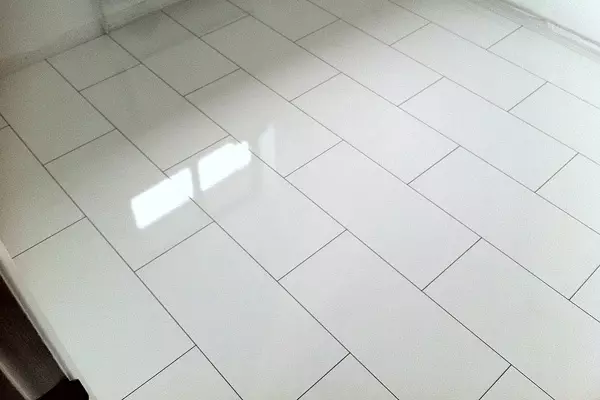 Plytelės ant grindų koridoriuje (99 nuotraukos): grindų plytelių dizaino parinktys koridoriuje. Modeliai, pagaminti iš porceliano akmenimis, plytelių ląstelių ir kitų gražių parinkčių 9181_38