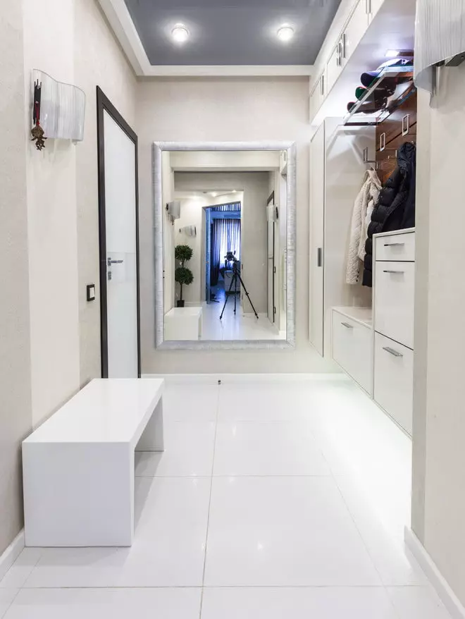 Plytelės ant grindų koridoriuje (99 nuotraukos): grindų plytelių dizaino parinktys koridoriuje. Modeliai, pagaminti iš porceliano akmenimis, plytelių ląstelių ir kitų gražių parinkčių 9181_39