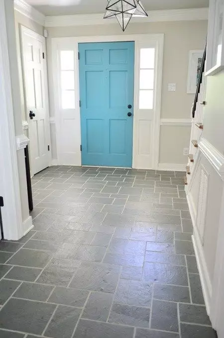 Pločica na podu u hodniku (99 fotografija): mogućnosti za dizajn podnih pločica u hodniku. Uzorci izrađeni od porculanskih kamena, pločica i drugih lijepih opcija 9181_49
