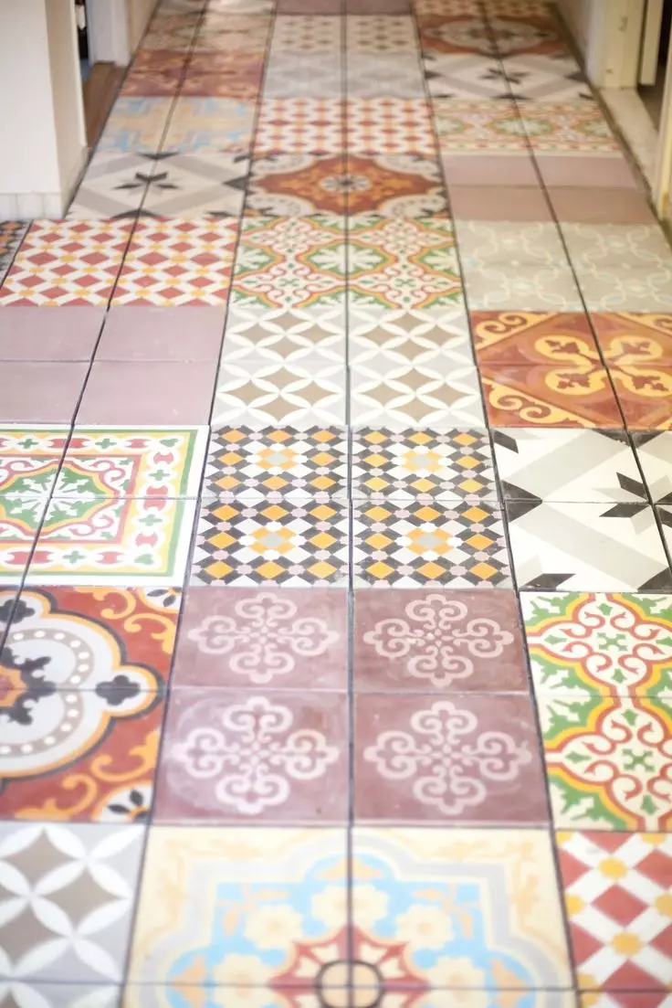 廊下の床にタイル（99枚の写真）：廊下の床タイルの設計のためのオプション。磁器の石器、タイルセル、その他の美しい選択肢で作られたパターン 9181_59