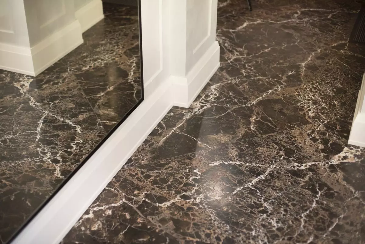 Plytelės ant grindų koridoriuje (99 nuotraukos): grindų plytelių dizaino parinktys koridoriuje. Modeliai, pagaminti iš porceliano akmenimis, plytelių ląstelių ir kitų gražių parinkčių 9181_65