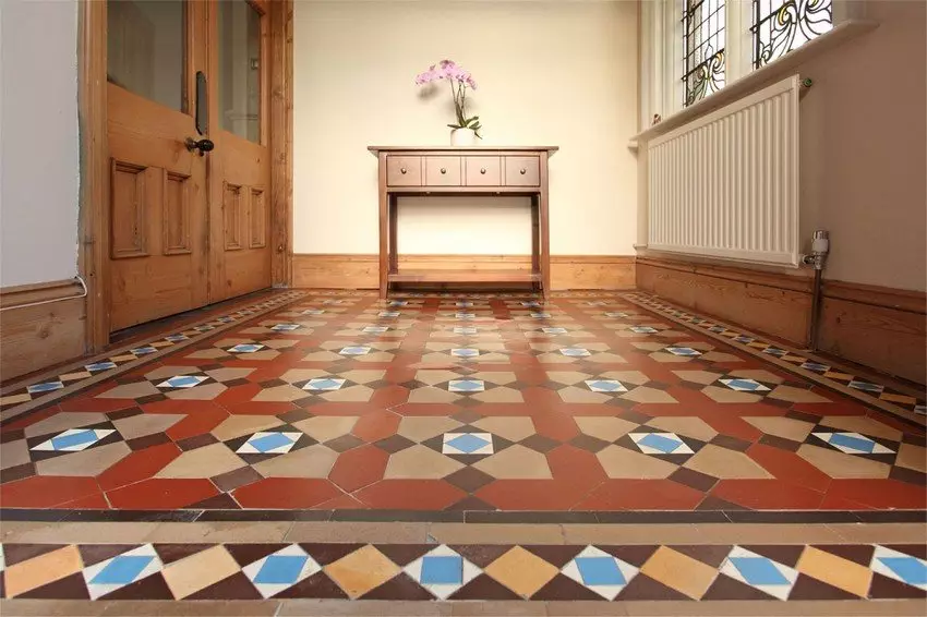 廊下の床にタイル（99枚の写真）：廊下の床タイルの設計のためのオプション。磁器の石器、タイルセル、その他の美しい選択肢で作られたパターン 9181_67