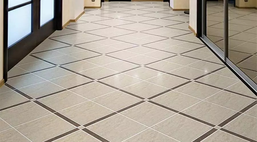 Ngói trên sàn trong hành lang (99 ảnh): Tùy chọn cho thiết kế gạch lát sàn ở hành lang. Các mẫu làm bằng đồ sứ bằng đá, tế bào ngói và các tùy chọn đẹp khác 9181_68
