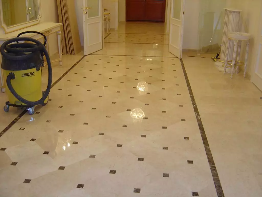 Pločice na podu u hodniku (99 fotografija): Opcije za dizajn poda u hodniku. Obrasci izrađeni od porculanskih kamenih softvera, pločica i drugih prekrasnih opcija 9181_69