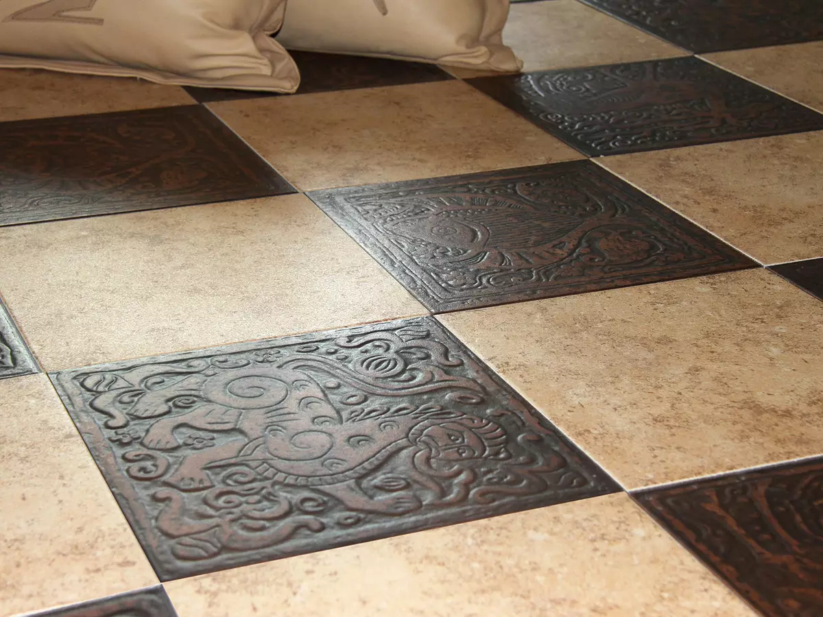 廊下の床にタイル（99枚の写真）：廊下の床タイルの設計のためのオプション。磁器の石器、タイルセル、その他の美しい選択肢で作られたパターン 9181_72