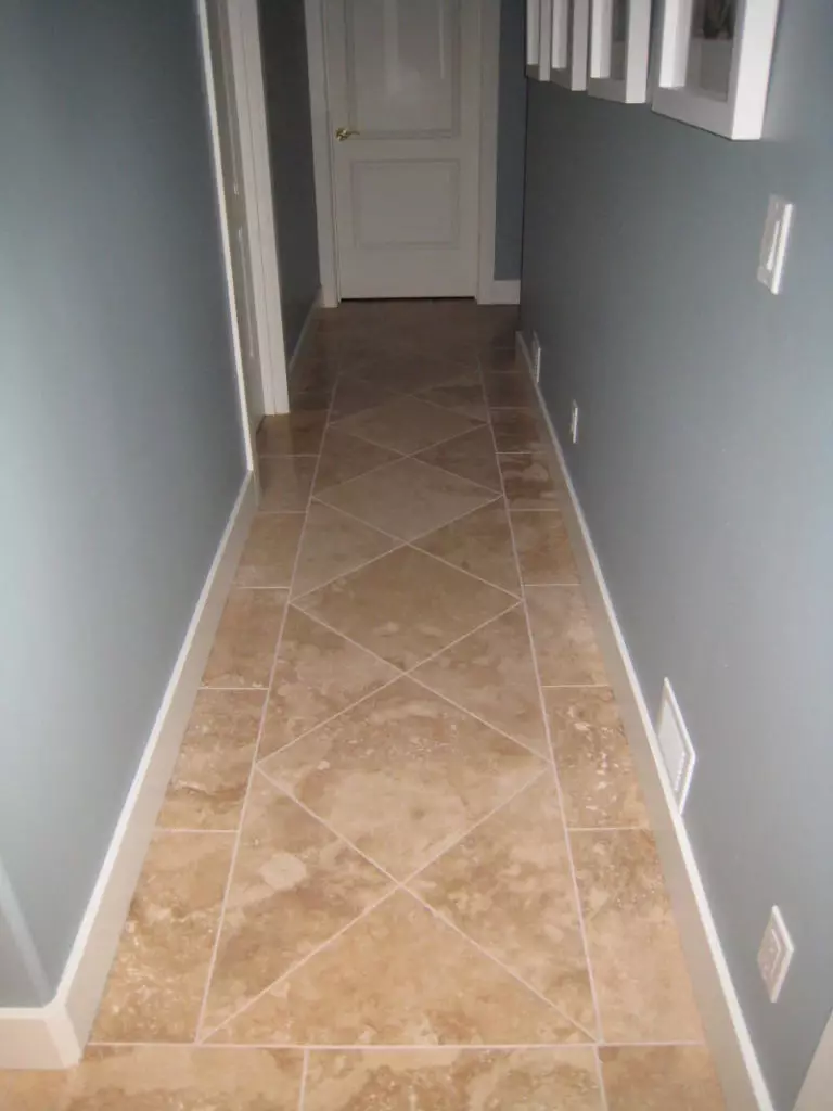 Plytelės ant grindų koridoriuje (99 nuotraukos): grindų plytelių dizaino parinktys koridoriuje. Modeliai, pagaminti iš porceliano akmenimis, plytelių ląstelių ir kitų gražių parinkčių 9181_79