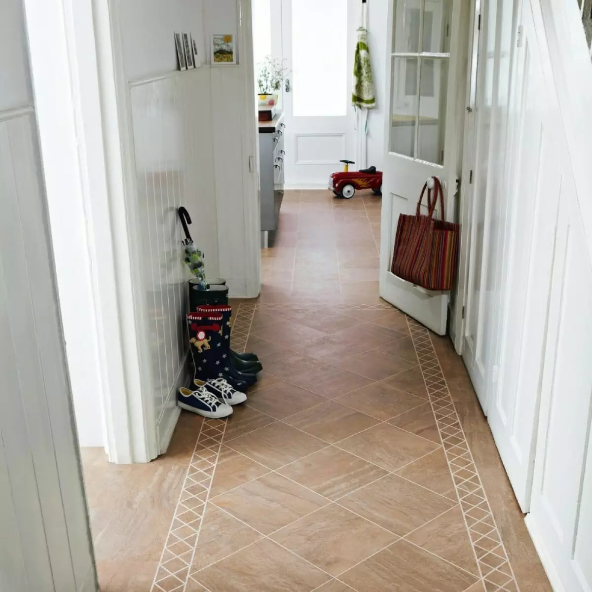 Placi pe podea în coridor (99 fotografii): Opțiuni pentru designul plăcilor de podea în hol. Modele din gresie de porțelan, celule de țiglă și alte opțiuni frumoase 9181_80