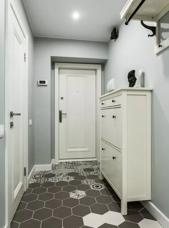 Azulejo en el piso en el pasillo (99 fotos): Opciones para el diseño de las baldosas en el pasillo. Patrones hechos de gres porcelánico, celdas de baldosas y otras opciones hermosas. 9181_85