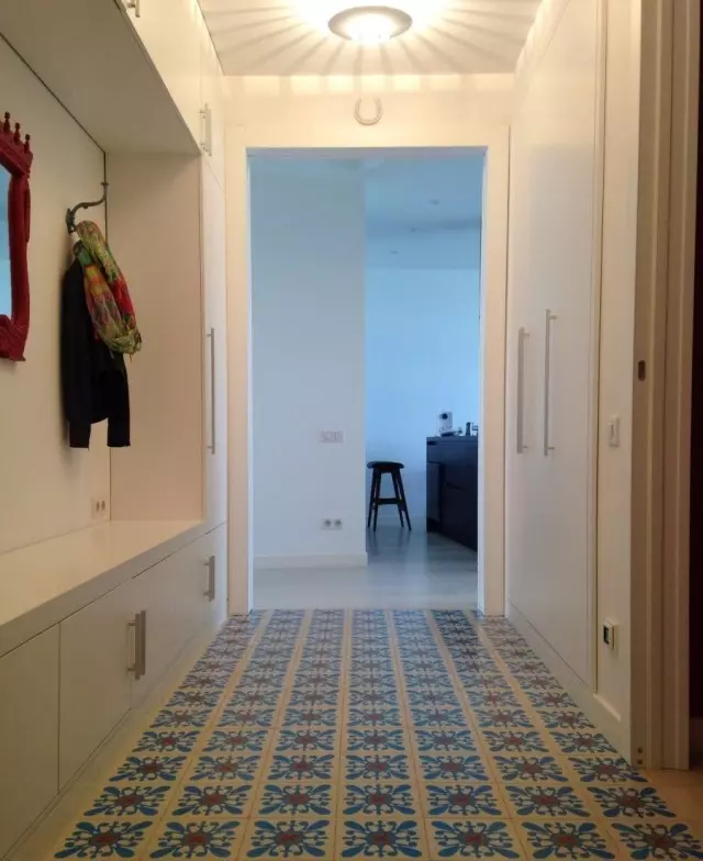 廊下の床にタイル（99枚の写真）：廊下の床タイルの設計のためのオプション。磁器の石器、タイルセル、その他の美しい選択肢で作られたパターン 9181_88