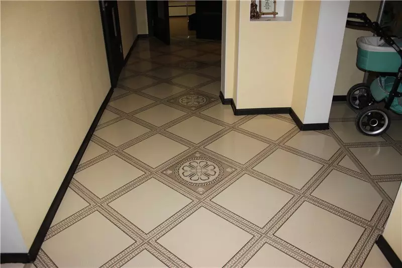 Pločice na podu u hodniku (99 fotografija): Opcije za dizajn poda u hodniku. Obrasci izrađeni od porculanskih kamenih softvera, pločica i drugih prekrasnih opcija 9181_89