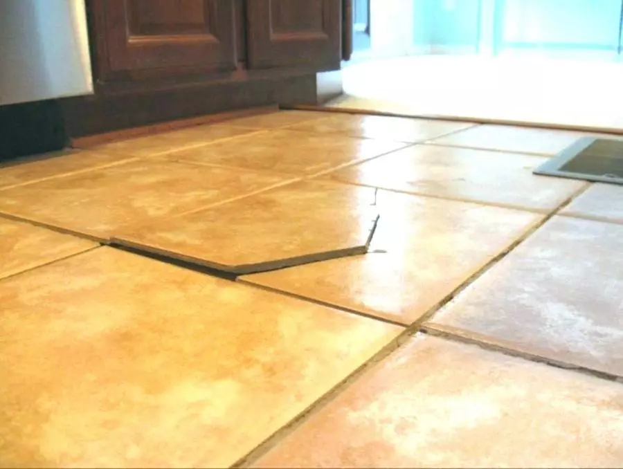 Ploščice na tleh v hodniku (99 fotografij): možnosti za oblikovanje talnih ploščic na hodniku. Vzorci iz porcelana kamnite, ploščice in drugih lepih možnosti 9181_9